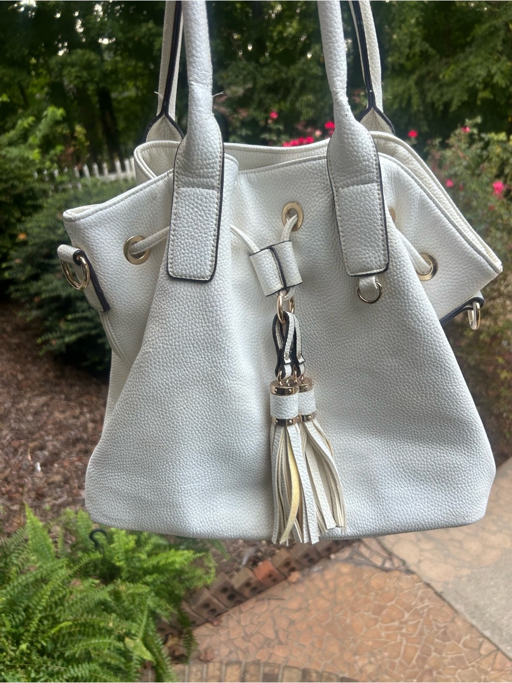 White Pebbled Bucket Tote Bag Tassel Gold Hardware Painted Handles Shoulder Purs